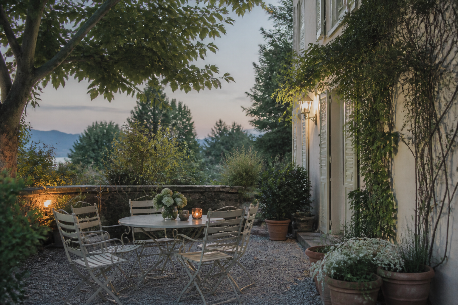 Terrasse et jardin suisse en fin de journée — contexte typique des moustiques