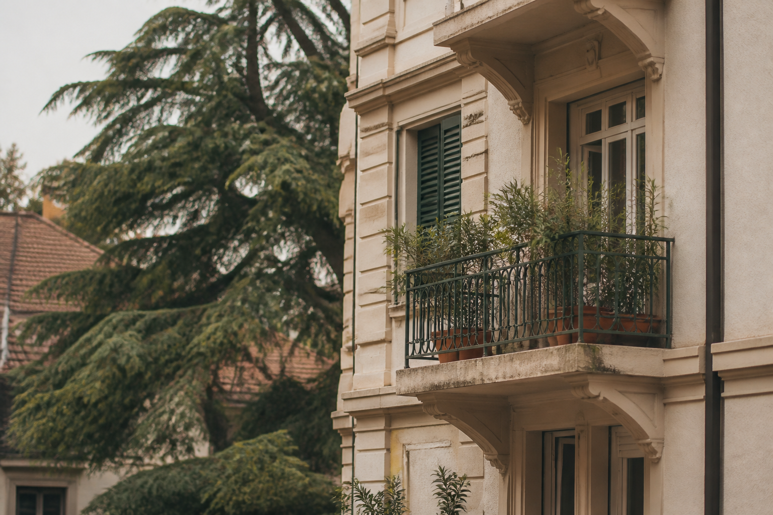 Balcon et façade d’immeuble suisse — contexte typique des pigeons